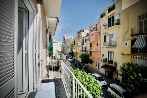 d'un balcon offrant une vue sur une rue de la ville. dans l'établissement Ambra Apartment, à Ischia