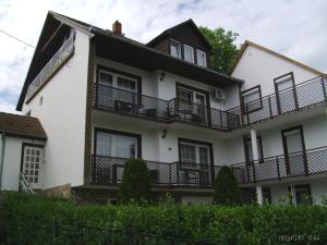 una casa bianca con tetto e balconi neri di Villa Maria a Hévíz