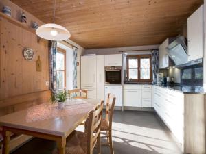 een keuken met een houten tafel en een eetkamer bij Lapperhof in Waging am See