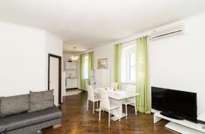 uma sala de estar com um sofá e uma mesa em Apartments Vanessa em Dubrovnik