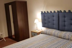 1 dormitorio con 1 cama grande y cabecero azul en CASA GRAN MONSONIS, en Montsonís