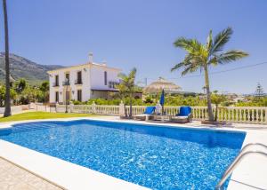 une villa avec une piscine et une maison dans l'établissement Cubo's Villa Huerta de las Rosas, à Alhaurín el Grande