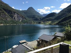 - une vue sur une rivière avec des montagnes en arrière-plan dans l'établissement Solhaug Fjordcamping, à Geiranger