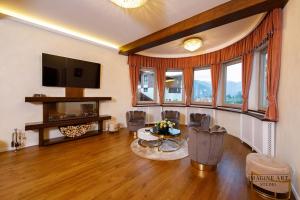 TV a/nebo společenská místnost v ubytování Moviliţa Residence