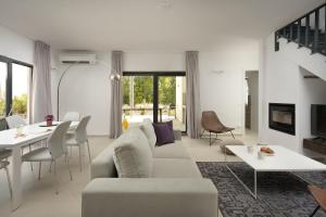 ein Wohnzimmer mit einem Sofa und einem Tisch in der Unterkunft Sea View Villa Cala Royal in Krnica
