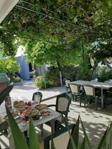 Aed väljaspool majutusasutust Guesthouse DONA