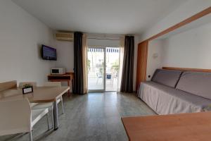 Televízia a/alebo spoločenská miestnosť v ubytovaní Hotel Apartamentos Solimar