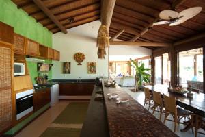uma cozinha com uma mesa longa num quarto em Casa 10 -Txai Resort em Itacaré