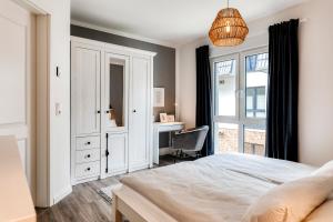 1 dormitorio con cama, escritorio y ventana en 54' Nord Damp, en Damp