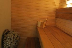 Kääriku的住宿－Kääriku Hotel，一间小型桑拿浴室,里面装有垃圾桶和桶