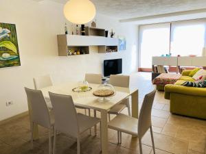 Μια τηλεόραση ή/και κέντρο ψυχαγωγίας στο Charming Apartment in Nardò with Shared Pool
