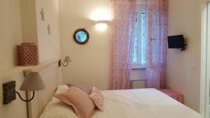 ein Schlafzimmer mit einem weißen Bett und einem Fenster in der Unterkunft Villa Porto sul Magra in Ameglia