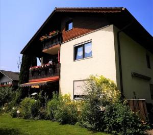 een huis met een balkon met bloemen erop bij Ferien bei Fuchs in Stein