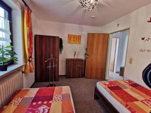 1 dormitorio con 2 camas y lámpara de araña en Ferien bei Fuchs, en Stein