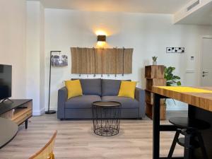 Televízia a/alebo spoločenská miestnosť v ubytovaní Malakatua Station, Apartment with Pool-Parking