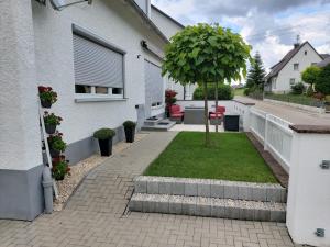 een tuin met een boom in het midden van een huis bij Ferienhaus Nadia in Burgau