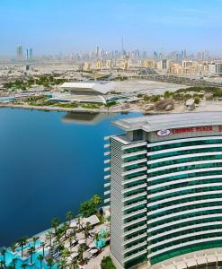 Crowne Plaza Dubai Festival City في دبي: إطلالة على مبنى في خلفية المدينة