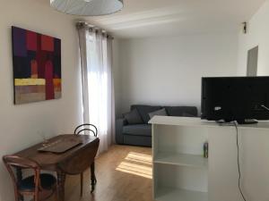 Televisyen dan/atau pusat hiburan di Grand Studio Manon en coeur de ville pour 2 p