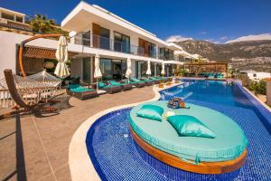 einen Pool in einem Hotel mit einem Resort in der Unterkunft Villa Pırlanta, Kalkanvilla in Kalkan