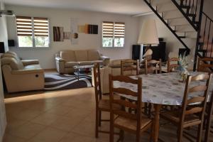 Posezení v ubytování villa classée 4 étoiles avec piscine et boulodrome