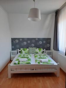 En eller flere senge i et værelse på Gabi Apartmanház