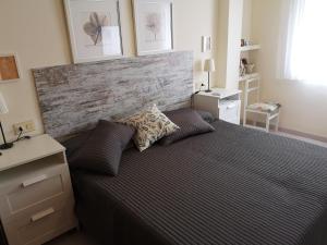 Posteľ alebo postele v izbe v ubytovaní LLOGUER30 Apartamento Lotus, piscina y parquing + 37 fotografií