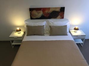 Säng eller sängar i ett rum på La Cupola Guest House