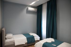 Ένα ή περισσότερα κρεβάτια σε δωμάτιο στο Panda apartament Korce