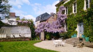 オンフルールにあるAppartement Autour de la Roseの紫の花が咲く温室庭園