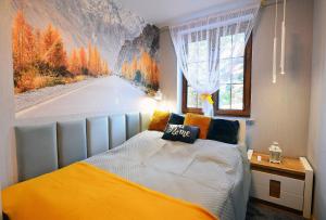sypialnia z łóżkiem i obrazem na ścianie w obiekcie Apartament Szmaragdowy w mieście Karpacz