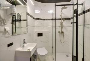 łazienka z prysznicem, toaletą i umywalką w obiekcie Apartament Szmaragdowy w mieście Karpacz