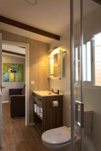 bagno con servizi igienici, lavandino e divano. di Alannia Costa Blanca a Crevillent