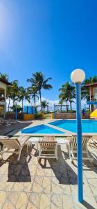 Bazén v ubytování Hotel Brisa dos Abrolhos nebo v jeho okolí