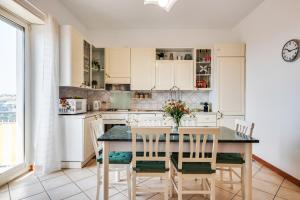 cocina con mesa de comedor y sillas en Roomy and Bright Apartment with Balconies x6, en Catania