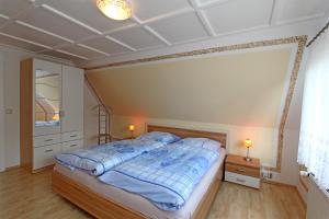 ノイシュトレーリッツにあるFerienwohnung Neustrelitz SEE 8581のベッドルーム1室(大型ベッド1台、青い掛け布団付)