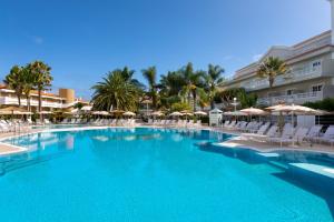 Bazén v ubytování Hotel RIU Garoé nebo v jeho okolí