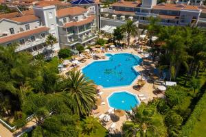 Bazén v ubytování Hotel RIU Garoé nebo v jeho okolí