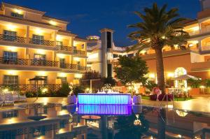 Bazén v ubytování Hotel RIU Garoé nebo v jeho okolí