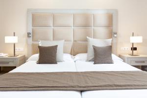 Postel nebo postele na pokoji v ubytování Hotel RIU Garoé