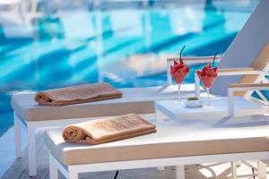 Bazén v ubytování Hotel RIU Garoé nebo v jeho okolí