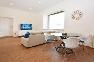 TV a/nebo společenská místnost v ubytování Alpenblick - modernes und großzügiges Apartment