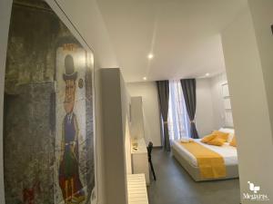 Rúm í herbergi á Megaris Luxury Suite Rooms