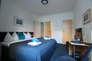 a hotel room with a bed and a desk at Hotel Am Hillmannplatz Nr.1 in Bremen