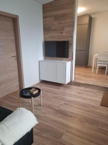 sala de estar con TV de pantalla plana y mesa en Ármót Guesthouse, en Hvolsvöllur