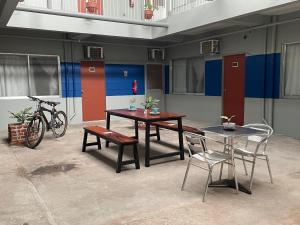una mesa con sillas, una mesa y una bicicleta en Your Choice Hotel, en Catbalogan