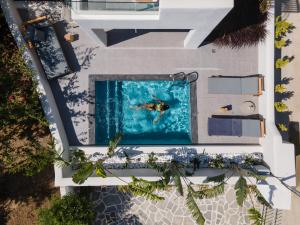 een uitzicht over het zwembad van een resort bij Naxian Soul in Agia Anna Naxos