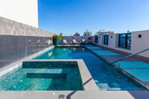 a swimming pool on the roof of a building at Blue Tree Premium Florianópolis in Florianópolis