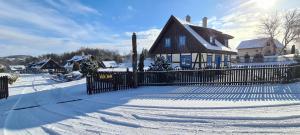 Το Kaszuby, dom kaszubski nad jeziorem Danielowa Dolina τον χειμώνα