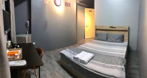 um quarto com uma cama grande e uma mesa em 大林文旅 em Dalin