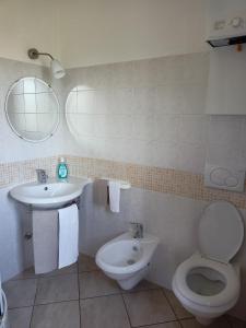 La salle de bains est pourvue de toilettes et d'un lavabo. dans l'établissement Il Faggio 17 B&B, à Artena